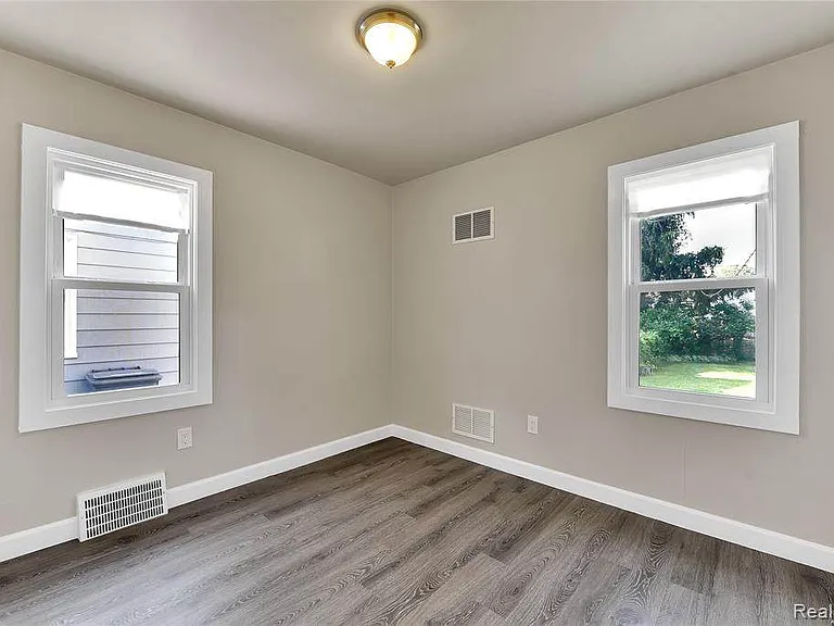 24717 New York St — Photo 20