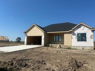 2224 Huntwood Dr, Salina, KS 67401