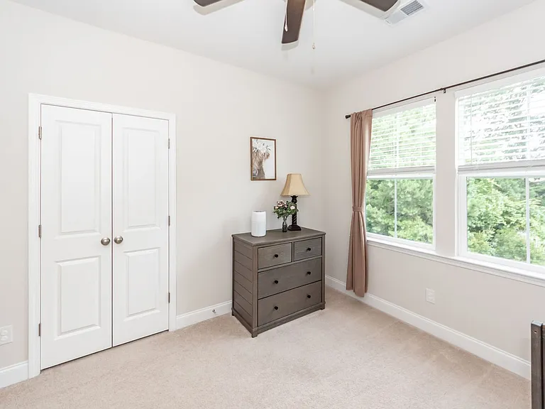 121 Hawthorne Landing Dr — Photo 38