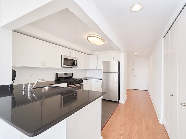 140 Riverside Blvd #417 — Photo 9