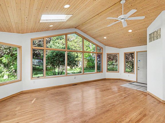 3rd image of 6458 Lakeshore Rd