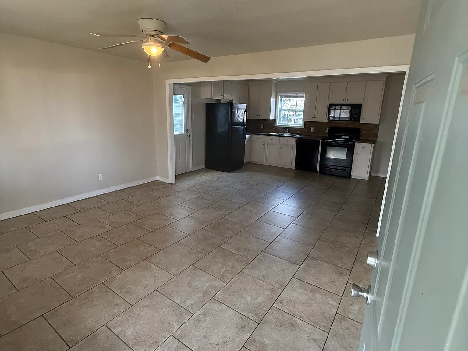 3 bed, $900 — Photo 1