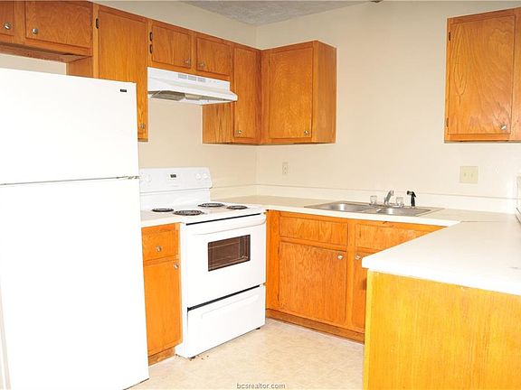 4th image of 705 Navarro Dr APT A