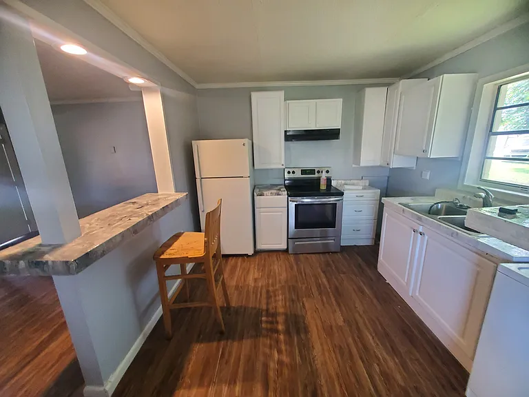 800 E Lee St — Photo 4