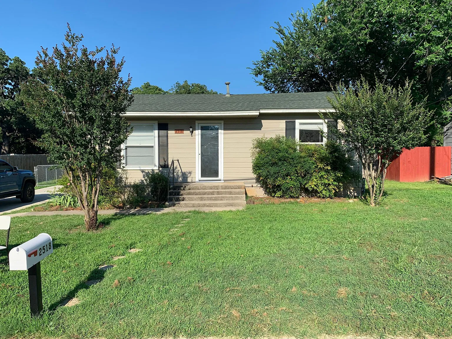 2518 N Carroll Blvd — Photo 1
