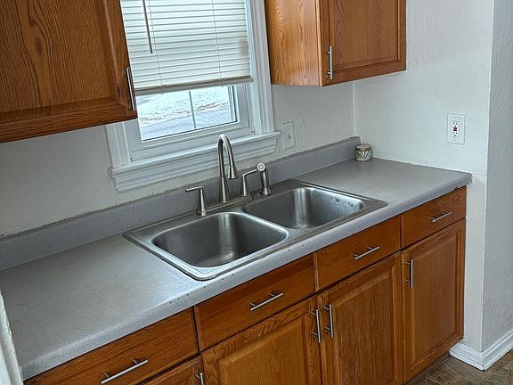 5th image of 1560 Redwood Ave