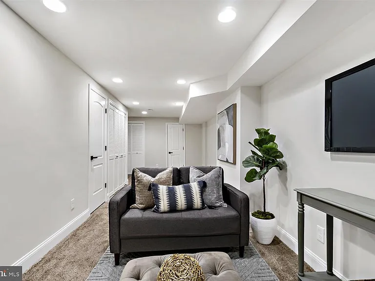 1013 S Baylis St — Photo 37
