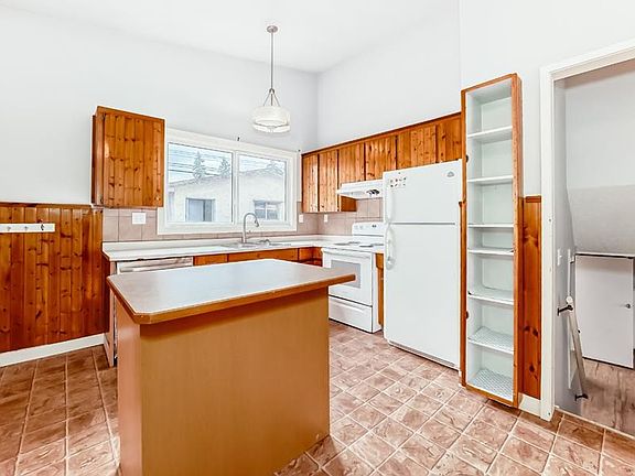 2nd image of 544 N Penworth Way SE
