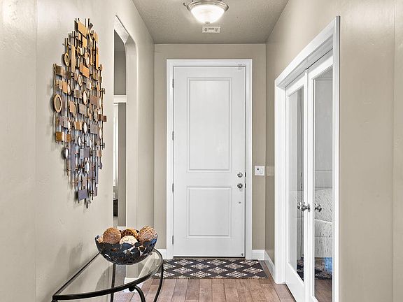4th image of 421 E Nagano Dr