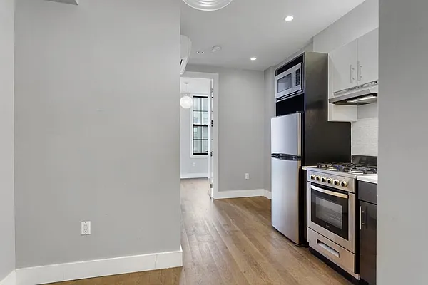 Rented by Safdie Realty Group | media 33