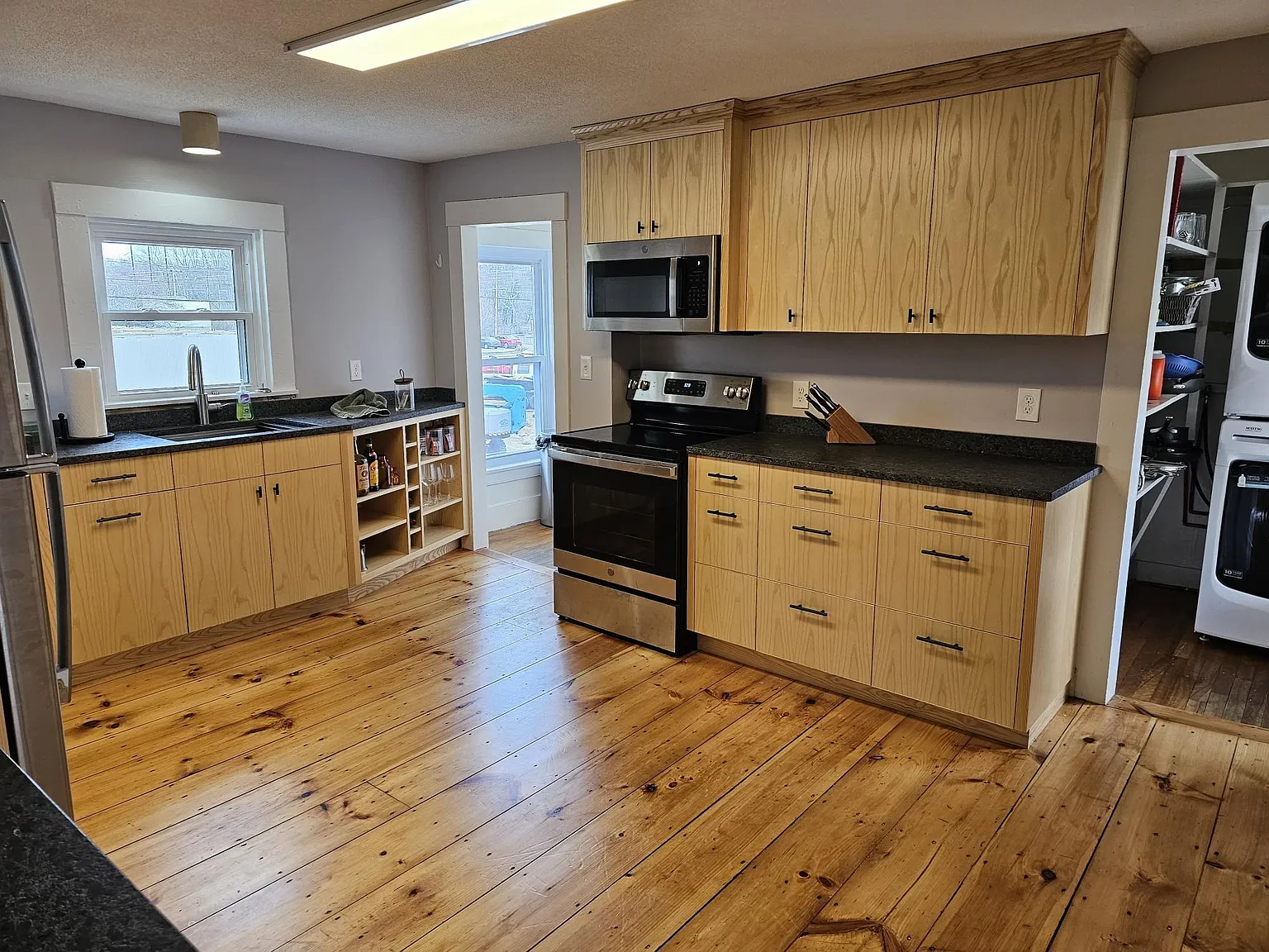 3 bed, 1.0 bath, 1233 sqft, $2,250 — Photo 1