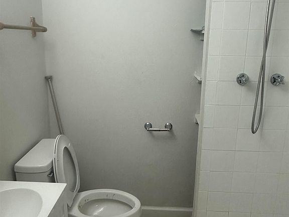 5th image of 2305 Hartsfield Ct #A