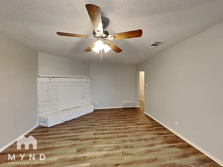 915 Winnie St — Photo 5