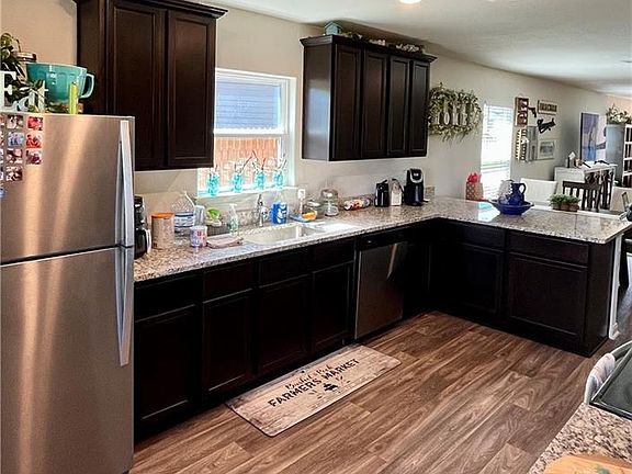 5th image of 321 Crescent Park Dr