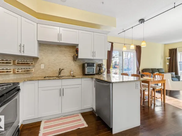 10524 77th Ave NW #202, Edmonton, AB T6E 1N1