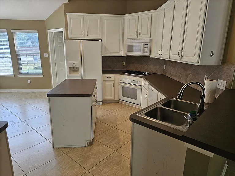27182 Kings Manor Dr S — Photo 13