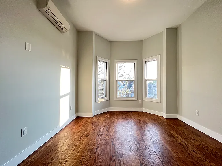 114 Duncan Ave #3L — Photo 3