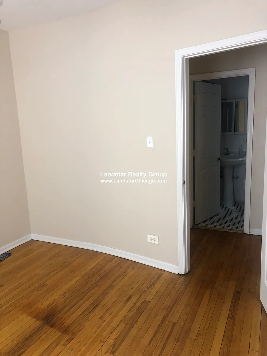 Building Photo - 4047 N Mozart St #1W