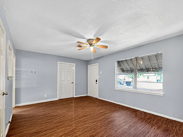 10106 Sierra Dr — Photo 3