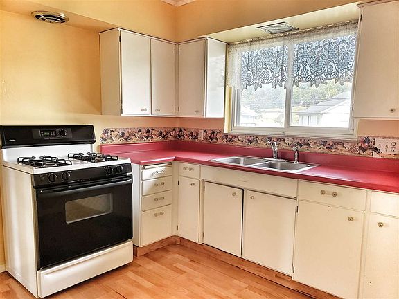 5th image of 333 E 12th St