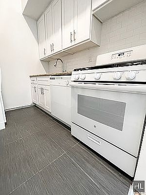 3rd image of 251 W 72nd St #W3