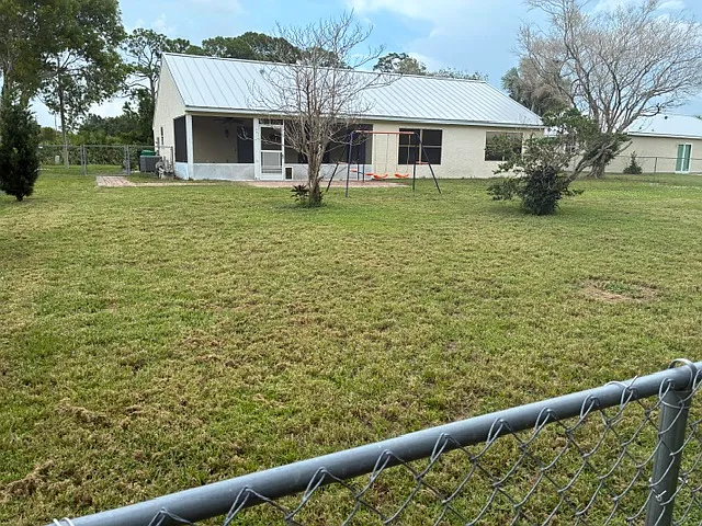 3 bed, 1272 sqft, $2,400 — Photo 2