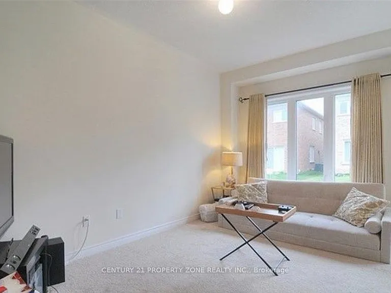 38 Banbridge Cres — Photo 4