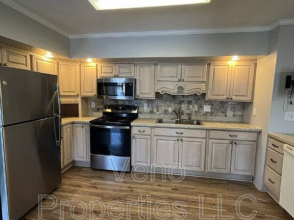 3rd image of 216-218 Saratoga Ave APT 1E