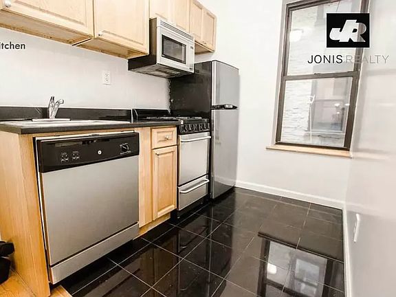 3rd image of 171 Thompson St APT 5