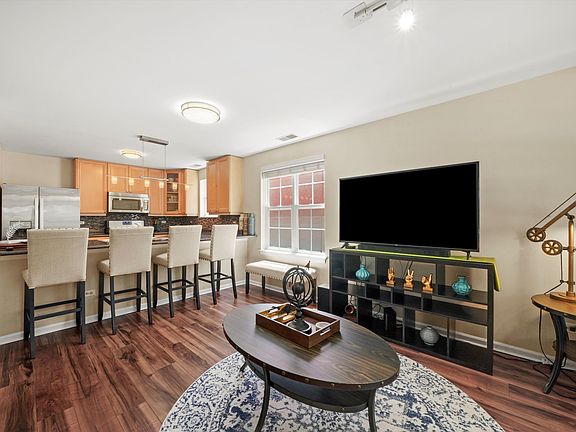 4th image of 1475 N Larrabee St #B