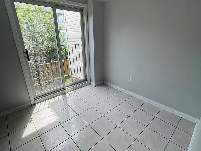 80 Acorn Pl #112 — Photo 5