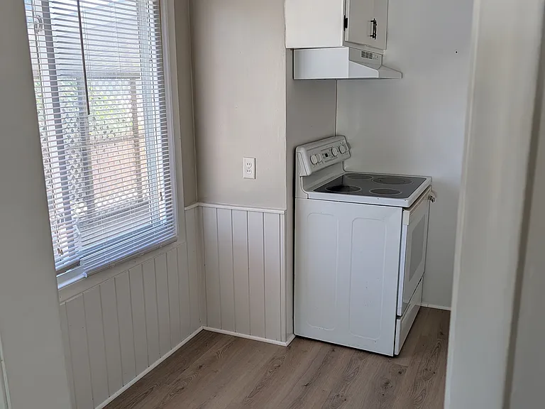 21712 Lakeview St — Photo 8