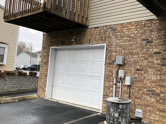 3rd image of 5 Lake Village Ct