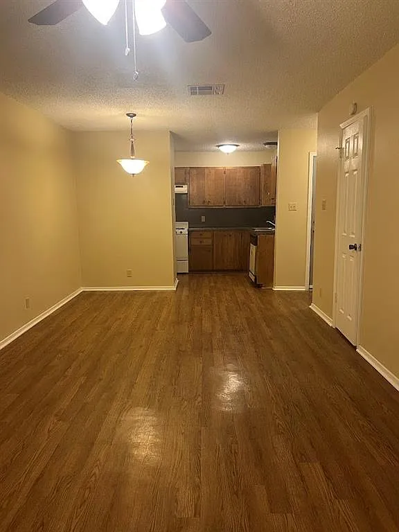 2 bed, 1.5 bath, 905 sqft, $1,450 — Photo 4