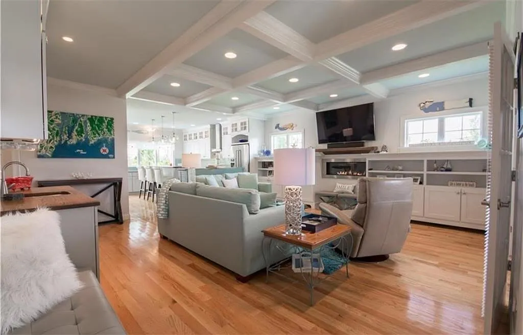 3 bed, 2.5 bath, 2082 sqft, $4,200 — Photo 4