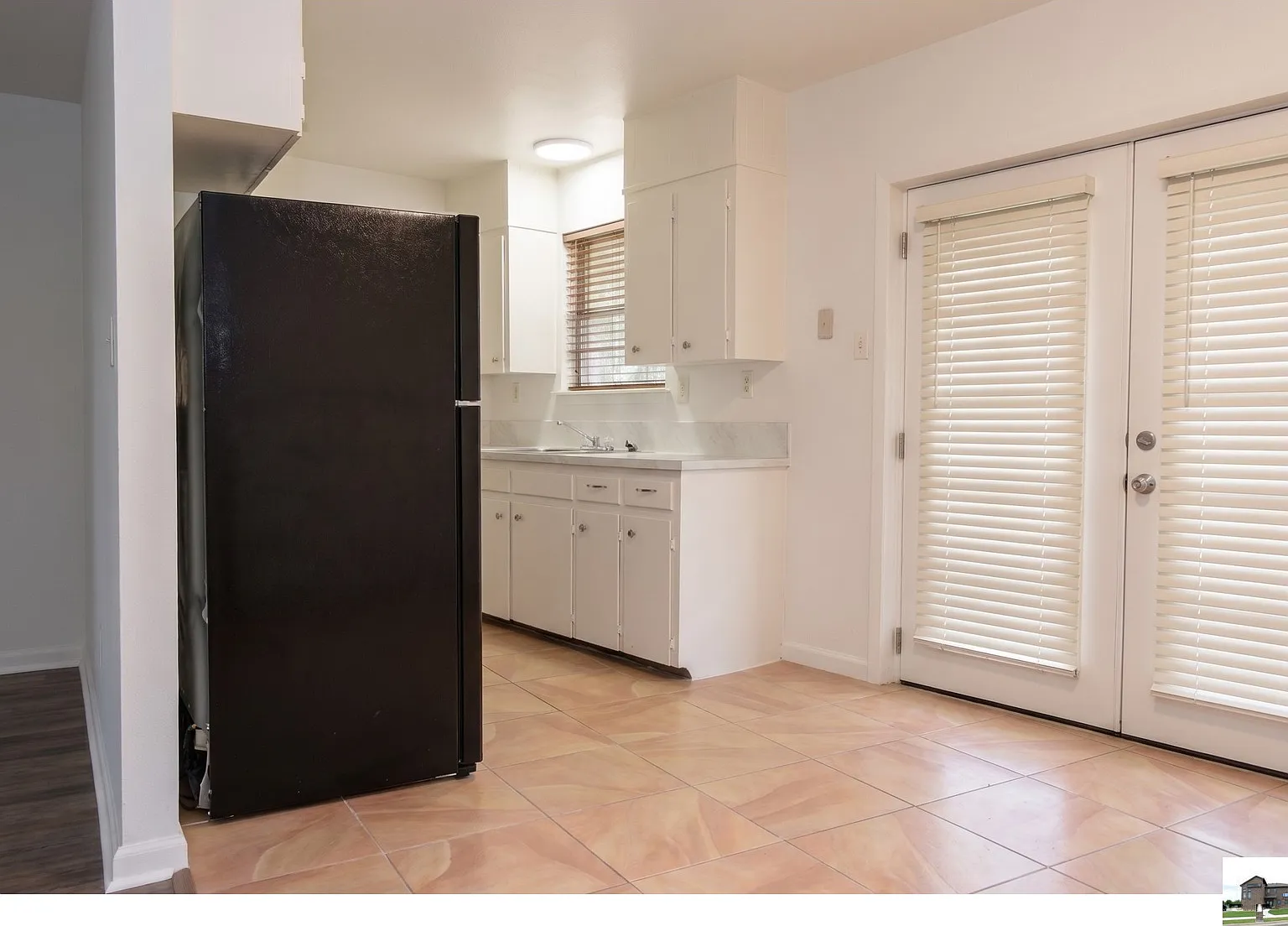 3 bed, 1.5 bath, 1043 sqft, $1,100 — Photo 4