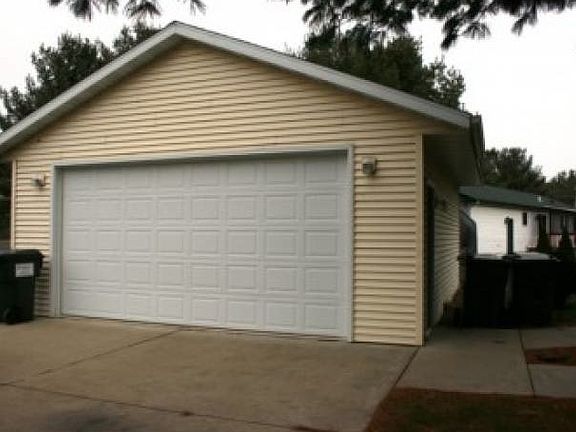 3rd image of 442 River Dr