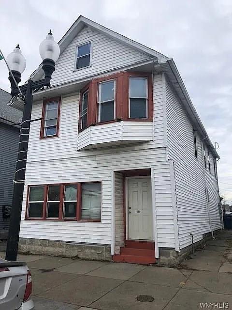 1112 E Lovejoy St photo 1