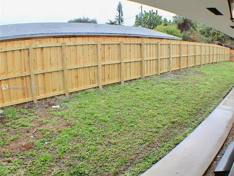 719 SW 7th St #2 — Photo 10