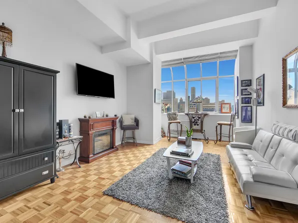 310 East 46th Street image 1 of 7