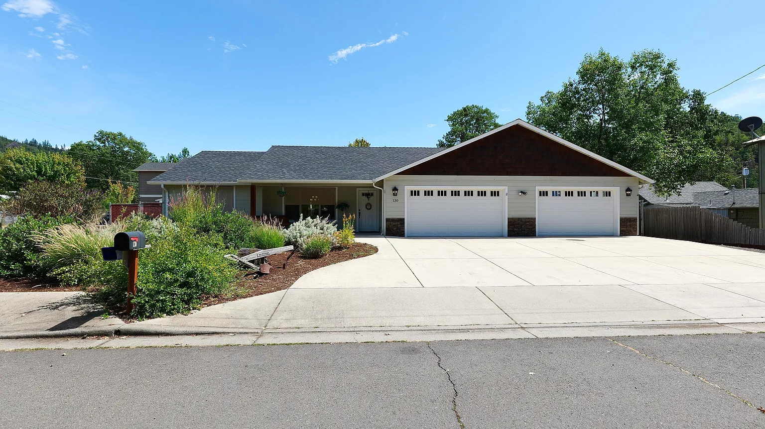 130 Holly St photo 1