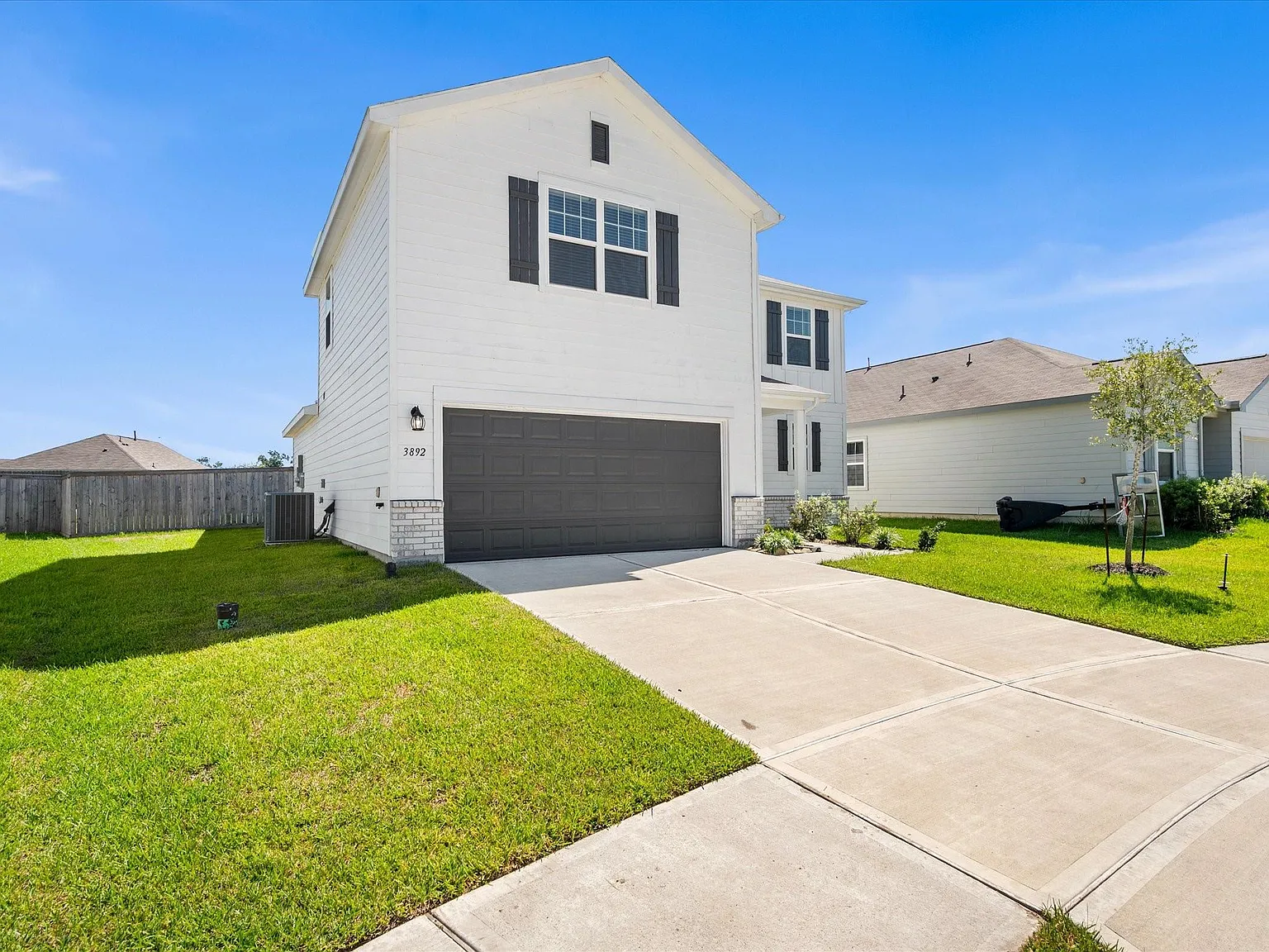 3 bed, 2.5 bath, 1946 sqft, $2,500 — Photo 3