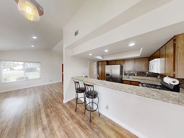 860 Ardmore Cir — Photo 5