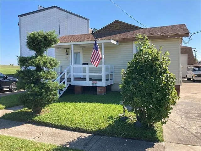 1533 Huron Ave — Photo 1