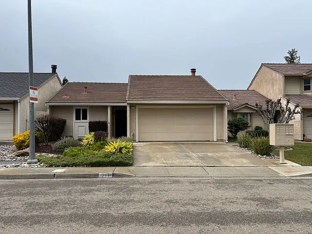 Building Photo - 317 Lone Oak Dr