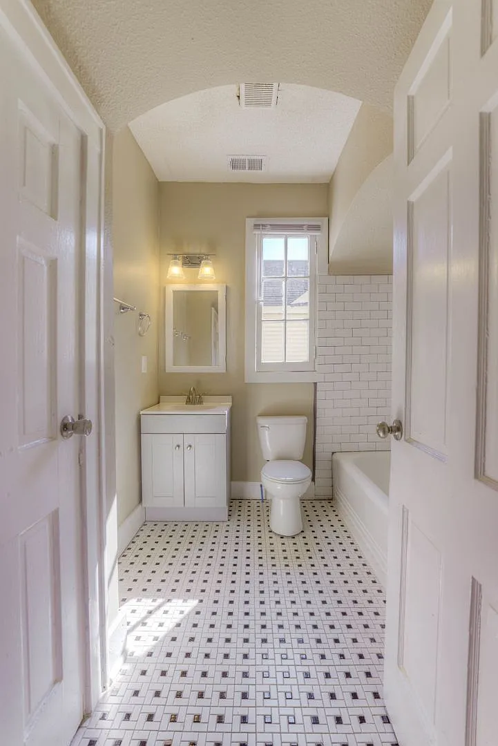 Beautiful 3-Bedroom Home with Modern Kitchen & Ensuite — Photo 3