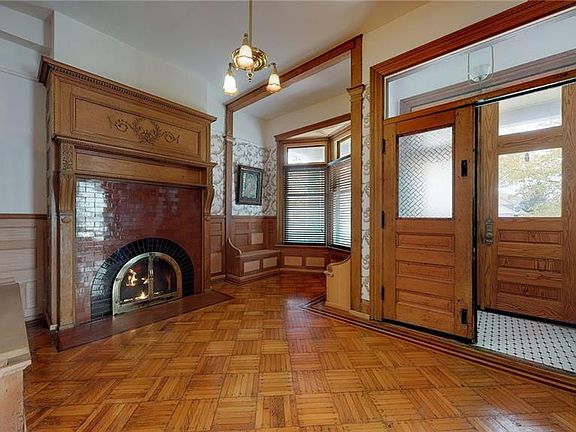 4th image of 1522 N Broadway St