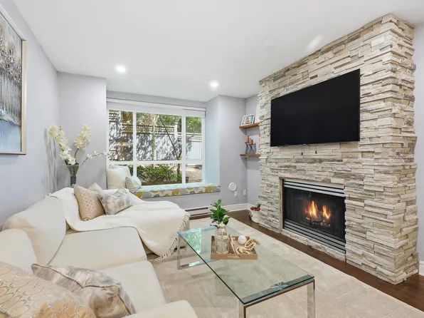 6893 Prenter St #211, Burnaby, BC V5E 4L3