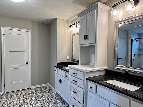3rd image of 5805 Thousand Oaks Dr