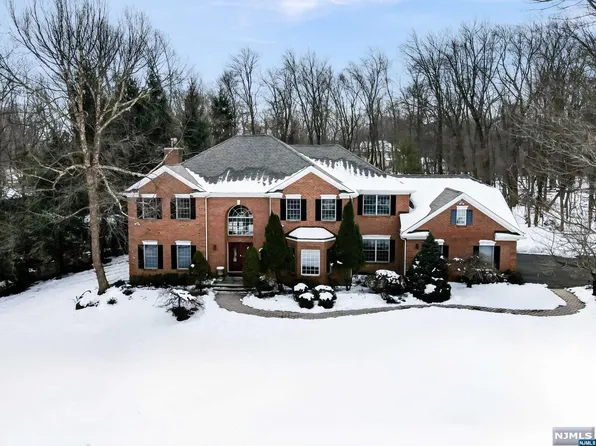 441 Devonshire Dr, Franklin Lakes, NJ 07417
